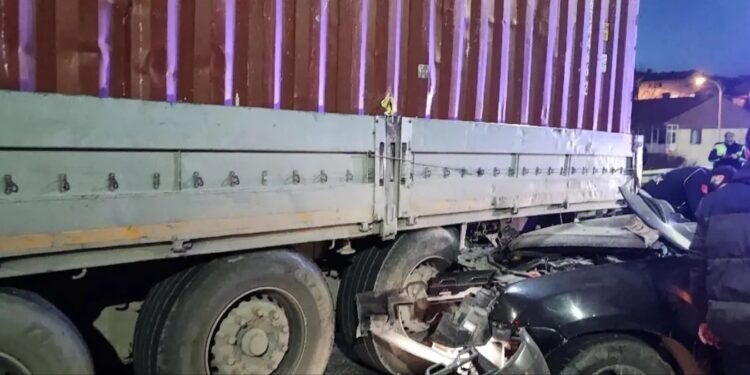 Minik avtomobili parklanmış vəziyyətdə olan TIR-a çırpılıb: 1 ölü, 1 yaralı