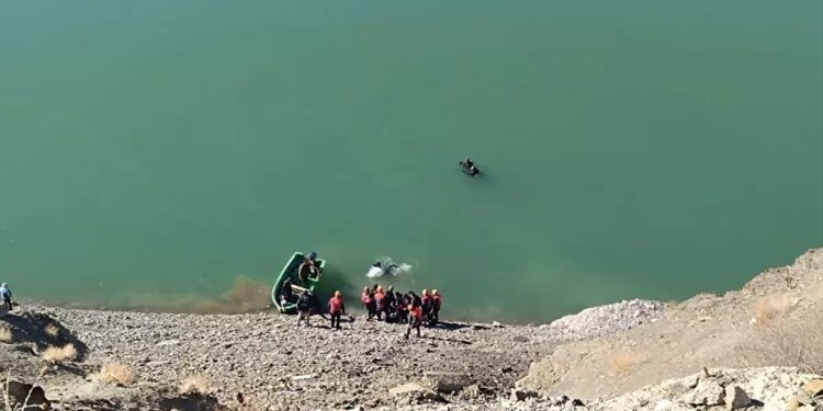 Avtomobil barajdan aşdı: 3 ölü