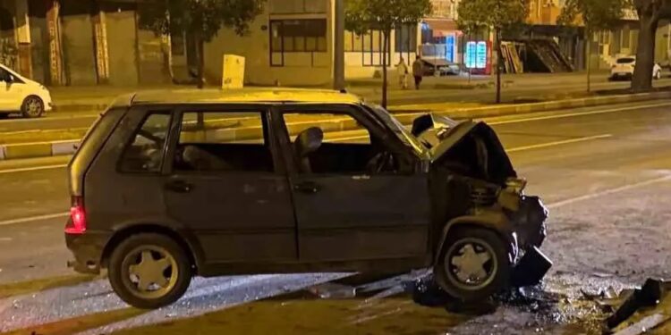 Minik avtomobili parklanmış vəziyyətdə olan avtomobilə çırpıldı: 1 yaralı