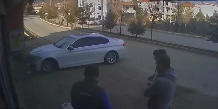 Avto yumadan çıxan avtomobil digər avtomobillə toqquşdu
