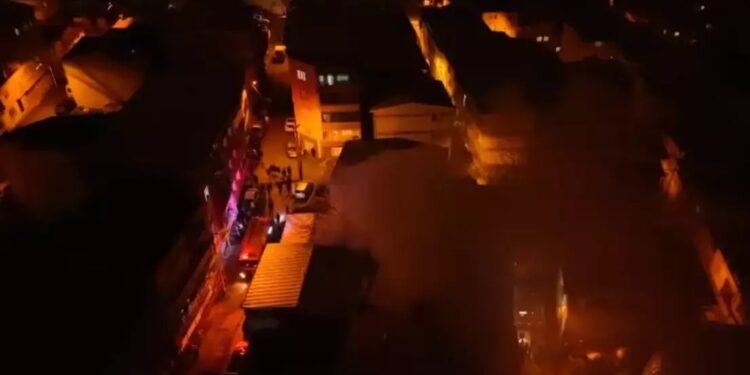 Binanın zirzəmisində yanğın : 1 nəfər dumandan boğuldu