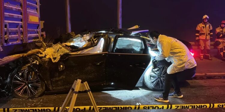 Minik avtomobili arxadan TIR-a çırpıldı: 4 yaralı