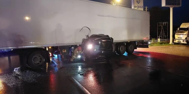 Minik avtomobili TIR-a çırpıldı: Ər və arvad öldü