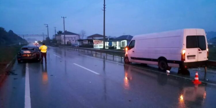 Minik avtomobil və mikroavtobus toqquşdu: 4 yaralı