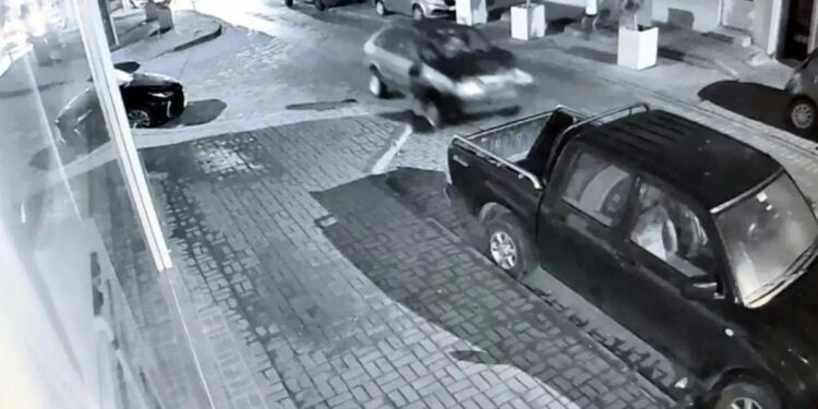 Sərxoş sürücü avtomobili parklanmış vəziyyətdə olan avtomobillərə çırpıldı: 5 yaralı