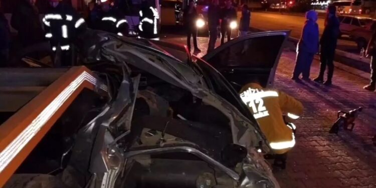 Minik avtomobili TIR-ın qoşqusuna çırpıldı: 1 ölü, 1 yaralı