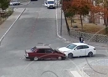 İki avtomobil toqquşdu