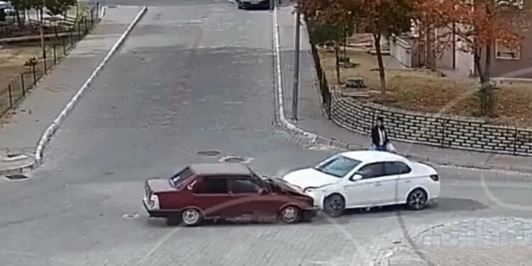 İki avtomobil toqquşdu