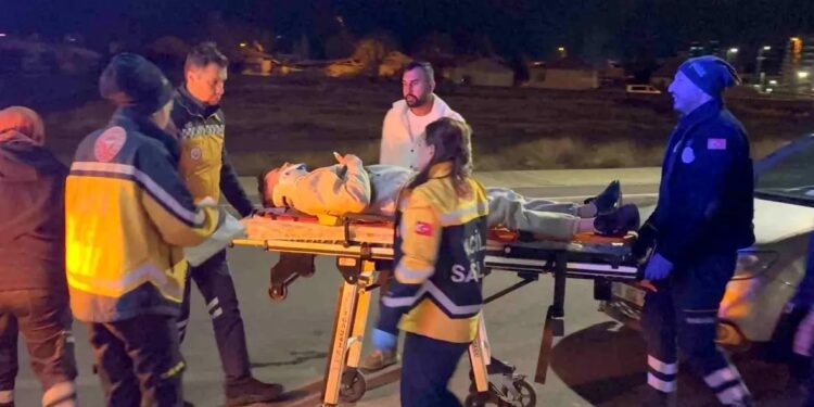 Avtomobil və taksi toqquşdu: 2 yaralı