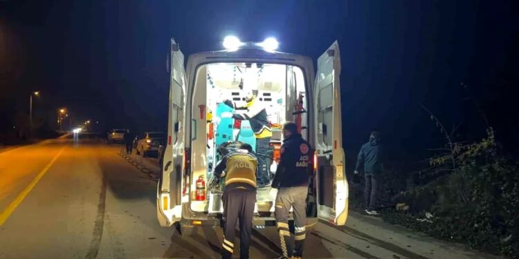 Minik avtomobili və mikroavtobus toqquşdu: 3 yaralı