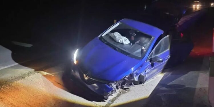 Avtomobil səkiyə çırpıldı: 5 yaralı