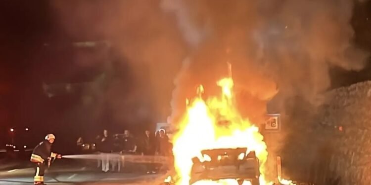 Hərəkətdə olan avtomobil yandı