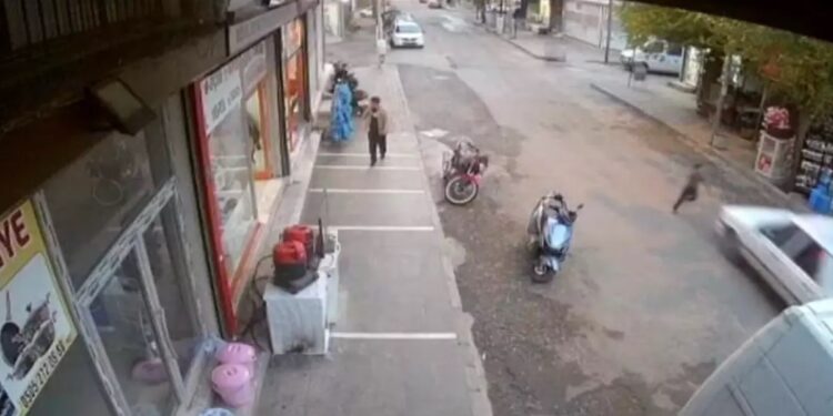 Minik avtomobili uşağı vurdu