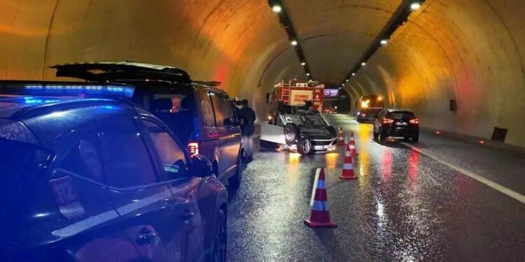 Avtomobil tunelin divarına dəyərək aşdı