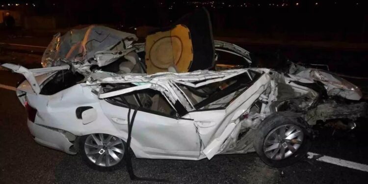 Minik avtomobili parklanmış vəziyyətdə olan TIR-a çırpıldı: 2 yaralı
