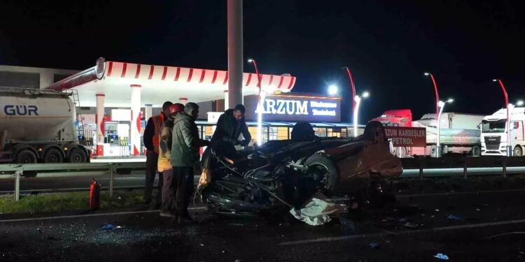 Mini avtomobili arxadan TIR-a çırpıldı: 1 ölü, 3 yaralı