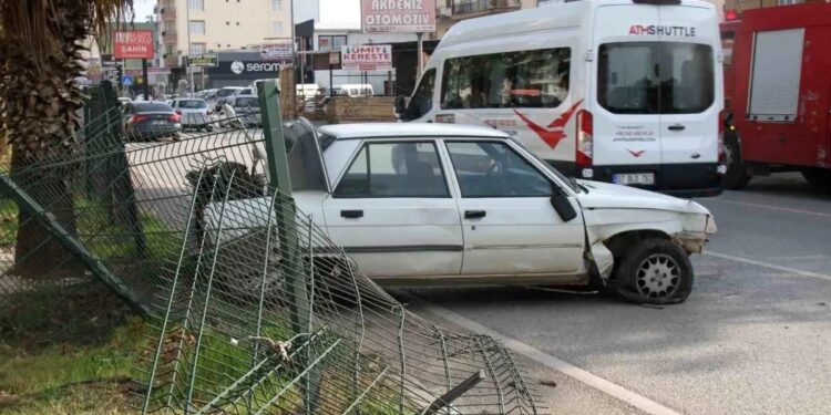 Avtomobil səkiyə çırpıldı