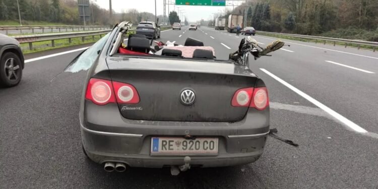 Minik avtomobili TIR-a çırpıldı: 1 ölü, 1 yaralı