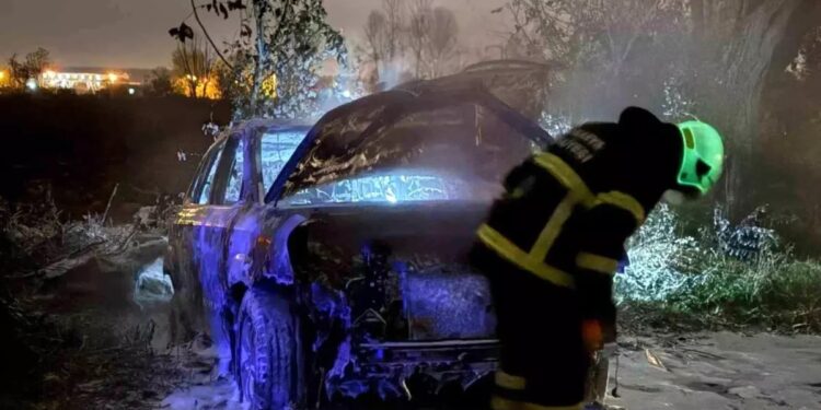 Parklanmış vəziyyətdə olan avtomobil yandı