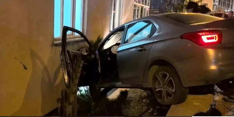 Avtomobil divara çırpıldı: Sürücü yaralandı