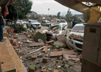 Küləyin təsirindən divar aşdı: 3 avtomobilə və 1 motosikletə ziyan dəydi