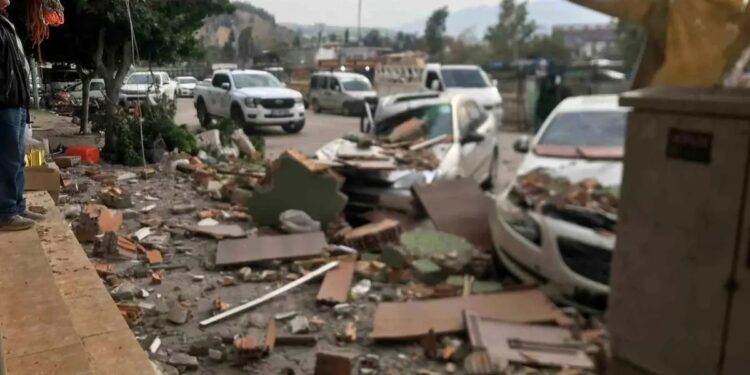 Küləyin təsirindən divar aşdı: 3 avtomobilə və 1 motosikletə ziyan dəydi