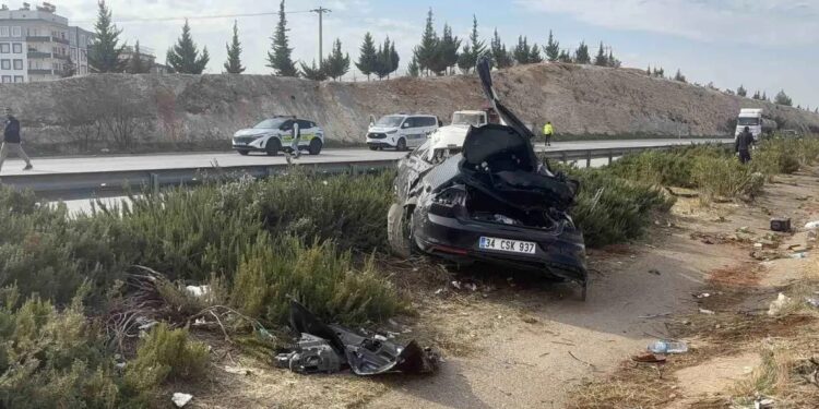 Avtomobil baryerlərə çırpılaraq aşdı: 1 ölü, 4 yaralı