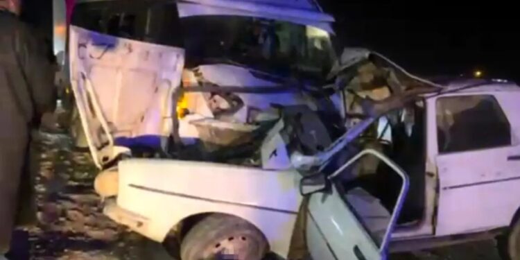 Mikroavtobus və minik avtomobili toqquşdu: 1 ölü, 1 yaralı