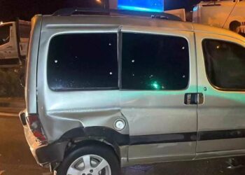 Qırmızı işıqda gözləyən avtomobilə arxadan başqa avtomobil çırpıldı: 2 yaralı