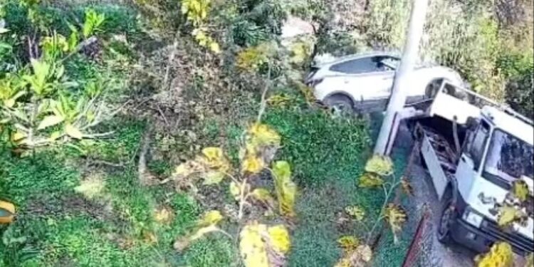 Avtomobil evakuatordan aşdı