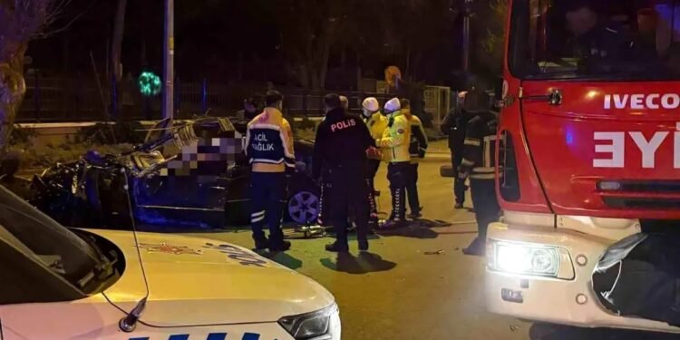 Avtomobil səkiyə çırpıldı: 1 ölü, 1 yaralı