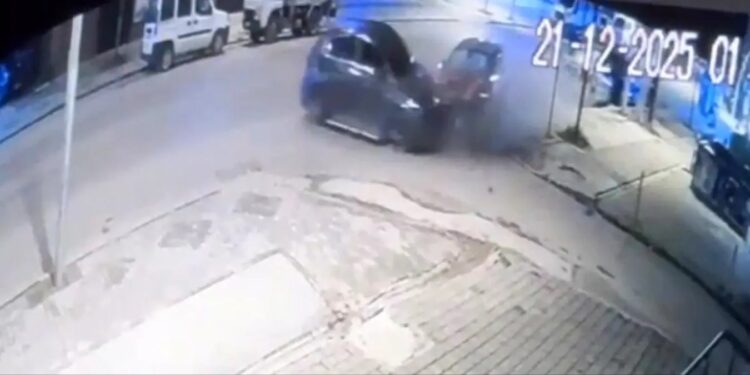 Minik avtomobili parklanmış vəziyyətdə olan avtomobilə çırpıldı