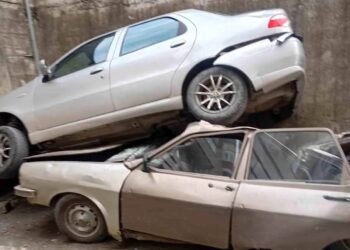 Avtomobil 8 metrdən parklanmış avtomobilin üzərinə düşdü