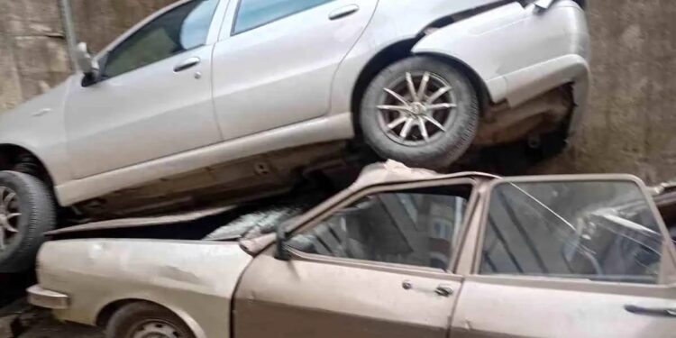 Avtomobil 8 metrdən parklanmış avtomobilin üzərinə düşdü