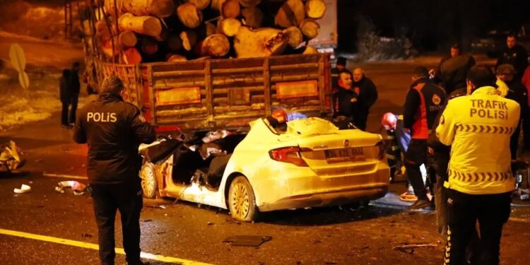 Avtomobil arxadan TIR-a çırpıldı: 1 ölü, 2 yaralı