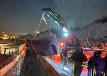 Avtomobil su kanalına aşdı: Sürücü yaralandı