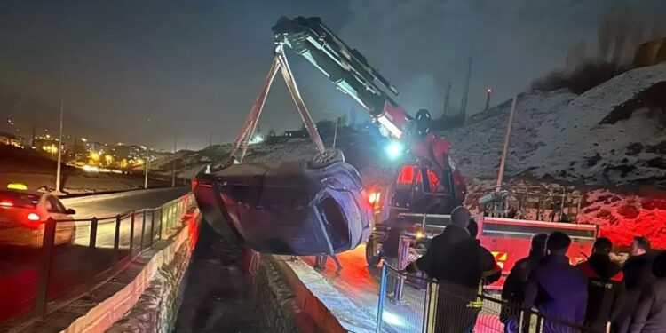 Avtomobil su kanalına aşdı: Sürücü yaralandı