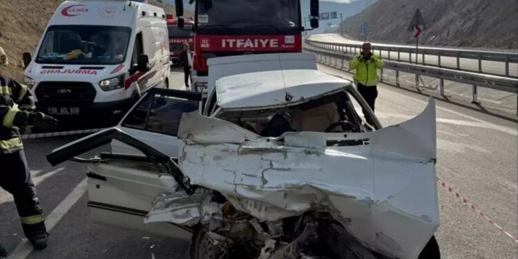 Minik avtomobili və yük maşını toqquşdu: 1 ölü, 1 yaralı