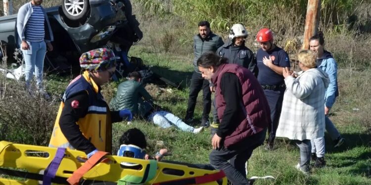 Avtomobil yol kənarına aşdı: 3 yaralı