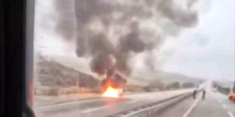 Hərəkətdə olan avtomobil yandı