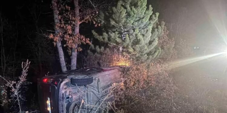 Avtomobil yol kənarına aşdı: 2 yaralı