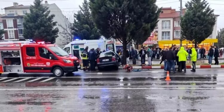 Avtomobil səkiyə çırpıldı: 2 yaralı