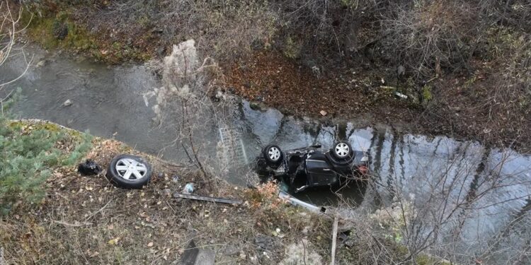 Avtomobil çaya aşdı: 1 ölü