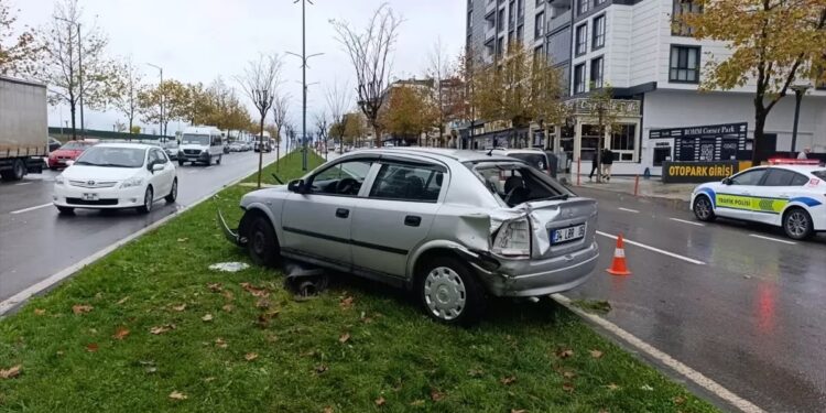 Minik avtomobili və pikap toqquşdu: 3 yaralı