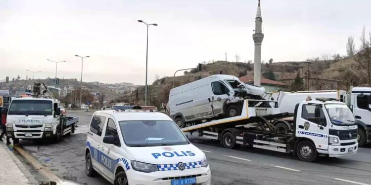 İki avtomobil toqquşdu: 1 ölü, 3 yaralı