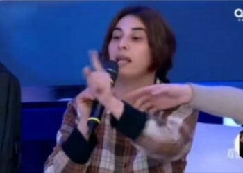 Əri verilişə gəldi: sevincindən onu yerə SƏRDİ – VİDEO