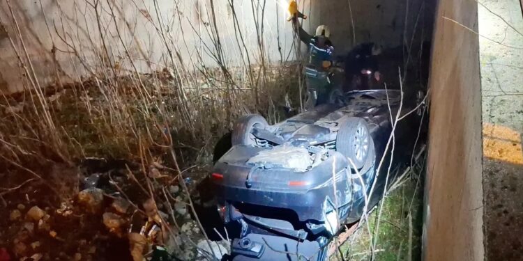 Avtomobil parklanmış vəziyyətdə olan avtomobillərə çırpılaraq aşdı: 2 yaralı