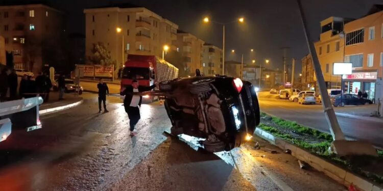 Yağışlı hava qəzaya səbəb oldu: 3 yaralı