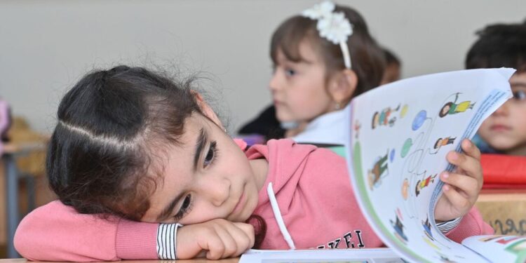 Dərsliklərin dili şagirdləri çətinliyə salır – Nazirlikdən açıqlama