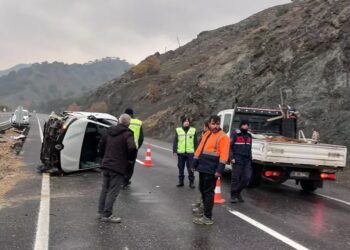 Təkəri partlayan avtomobil aşdı: 4 yaralı